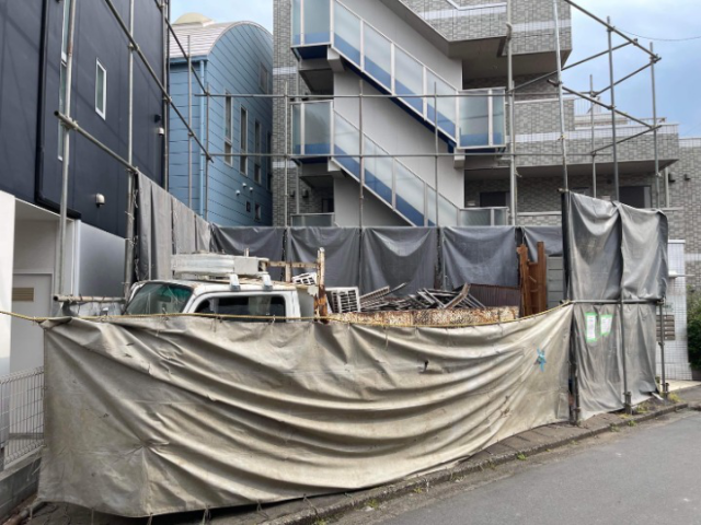 木造2階建て家屋解体工事(神奈川県茅ケ崎市東海岸北)工事中の様子です。